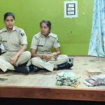 बॉर्डर पर पुलिस का महा-ऐक्शन! तस्कर के घर छापेमारी में 10 लाख कैश और भारी गांजा बरामद। शातिर बाप-बेटा फरार, दो पत्नियां हिरासत में। देखिए अररिया की बड़ी क्राइम ब्रेकिंग!