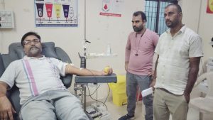 अररिया के पत्रकार राजीव सिंह ने पेश की इंसानियत की मिसाल: सोशल मीडिया पर पोस्ट देख पहुंचे ब्लड बैंक, बचाई अनजान की जान